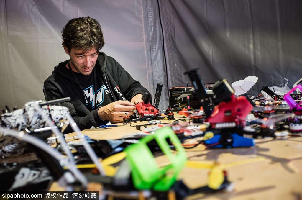 巴黎舉辦無人機節 42個國家參賽者香榭麗舍上演激情競技