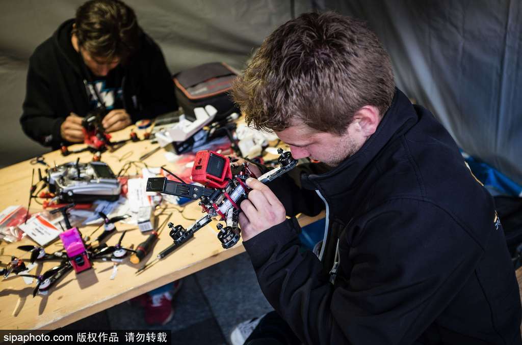 巴黎舉辦無人機(jī)節(jié) 42個國家參賽者香榭麗舍上演激情競技