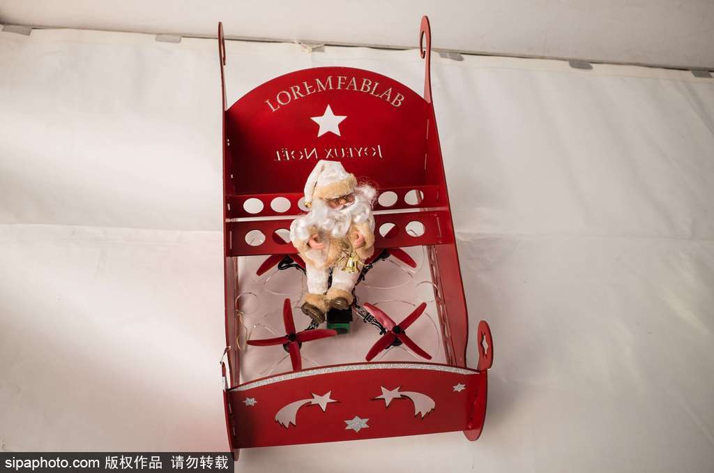 巴黎舉辦無人機(jī)節(jié) 42個(gè)國家參賽者香榭麗舍上演激情競(jìng)技