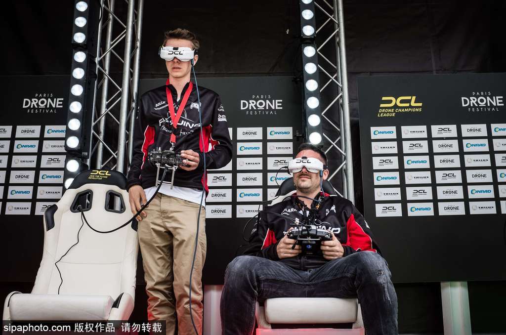 巴黎舉辦無人機節 42個國家參賽者香榭麗舍上演激情競技