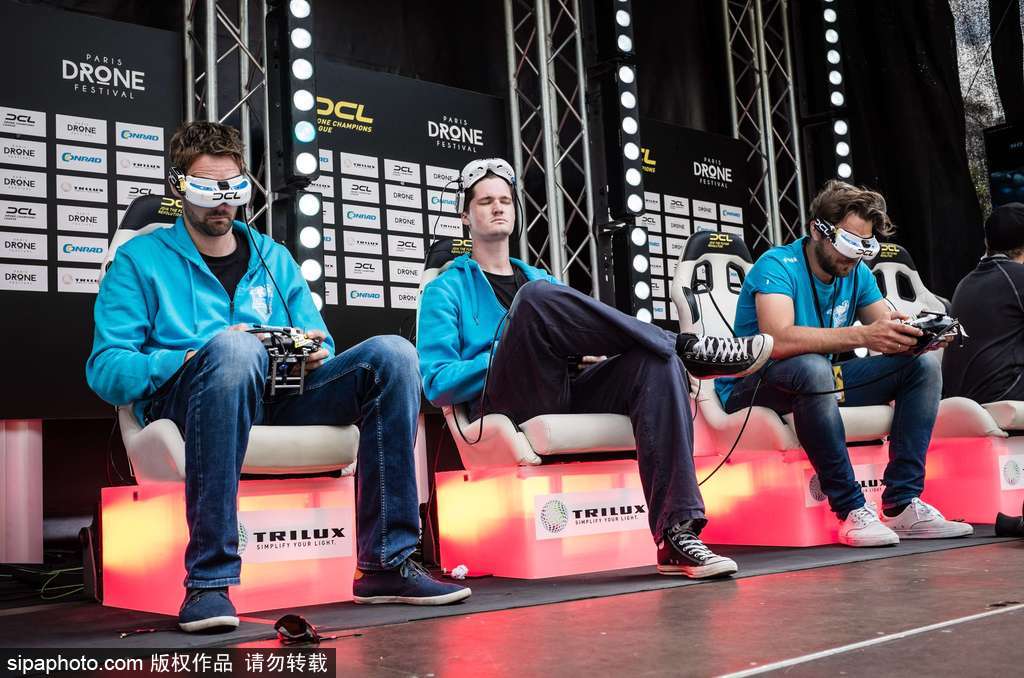 巴黎舉辦無人機節 42個國家參賽者香榭麗舍上演激情競技