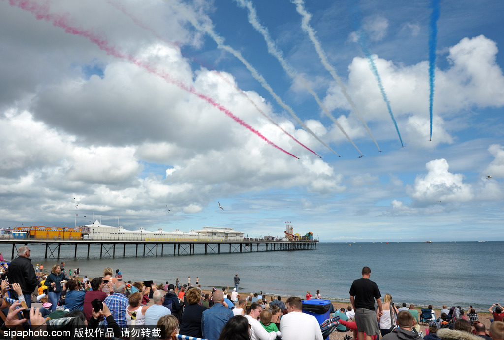 2017英國托貝航展開幕 “紅箭”飛行表演隊空中炫技