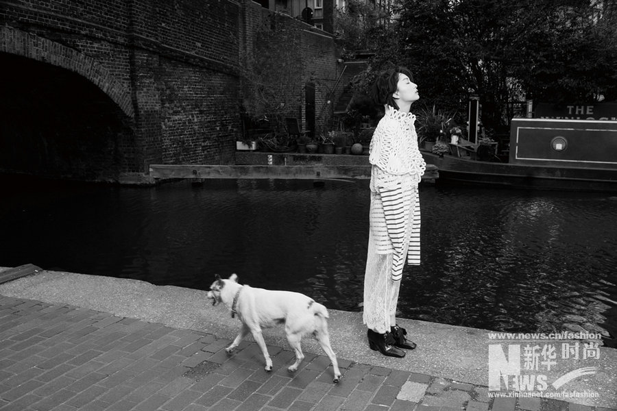周冬雨登時尚雜志封面 漫步街頭酷美范兒十足