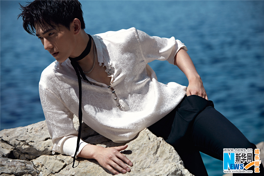 楊洋再登時尚雜志封面 濕發演繹翩翩少年