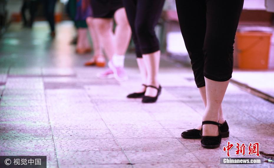 午后菜市場(chǎng)成舞場(chǎng) 賣(mài)菜大媽集體蹦迪