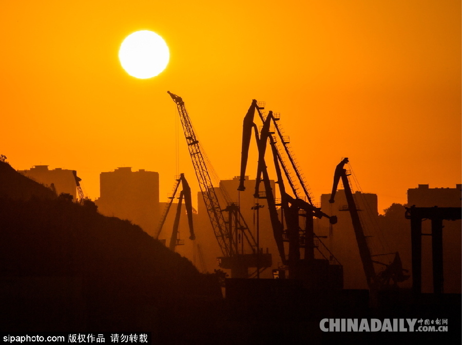 俄羅斯金角灣日出 金黃色陽光灑滿大地