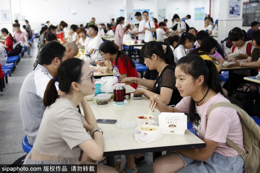 浙江桐廬：家長備高考愛心餐 滿滿是疼愛