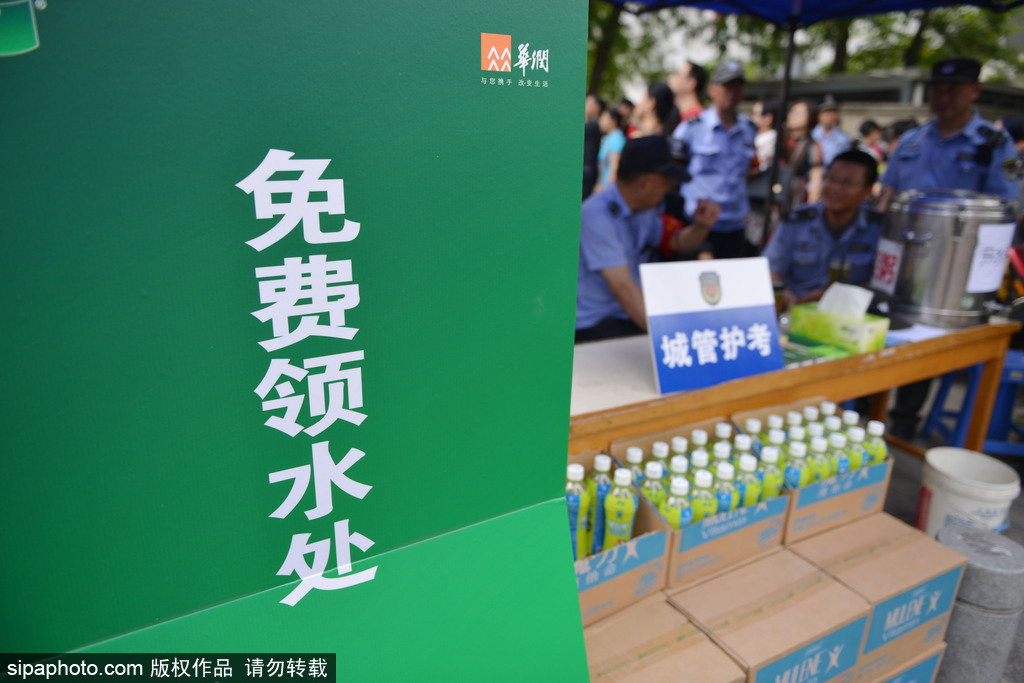 2017高考大幕開啟 南京一中考點門口百態盡顯