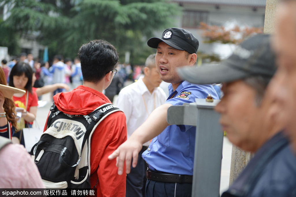 2017高考大幕開啟 南京一中考點門口百態(tài)盡顯