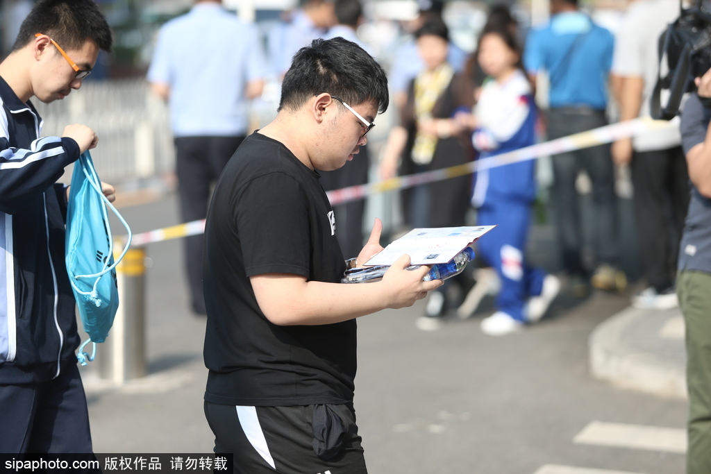 高考第一天 實拍北京考點外準備考試的學生