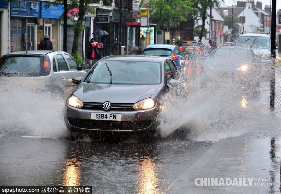 英國倫敦雨天狂風大作 民眾出行雨傘被吹翻
