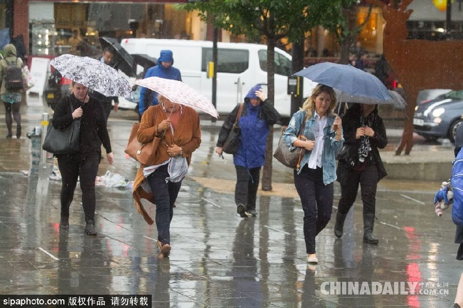 英國倫敦雨天狂風大作 民眾出行雨傘被吹翻