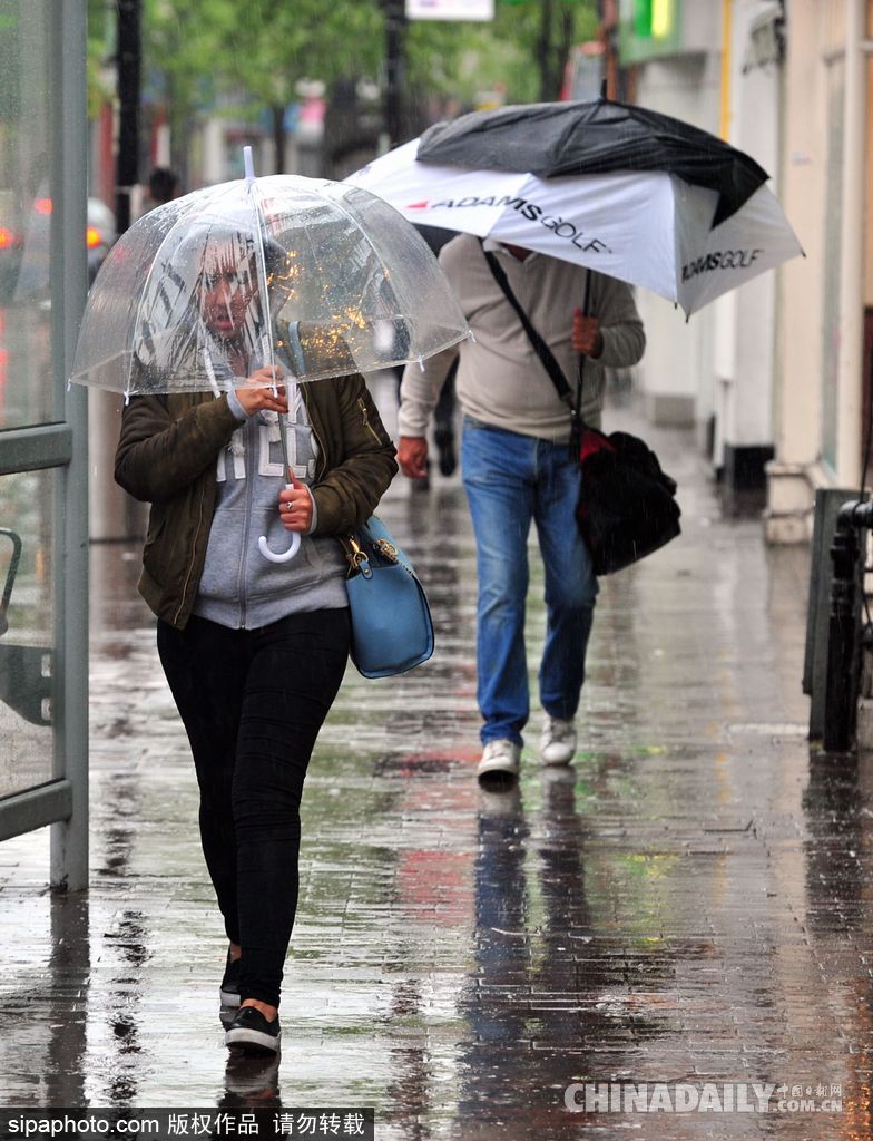 英國倫敦雨天狂風大作 民眾出行雨傘被吹翻
