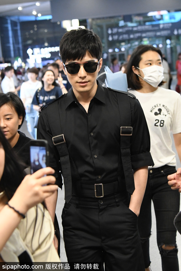 陳學冬黑衣墨鏡現身機場 遭眾迷妹圍堵跟拍
