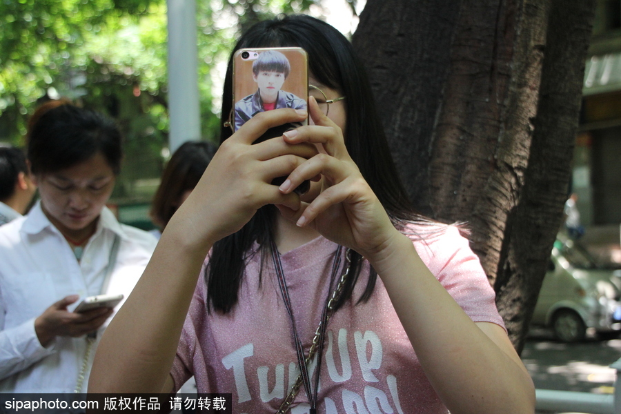 王俊凱重慶高考引關注 粉絲考點外守候