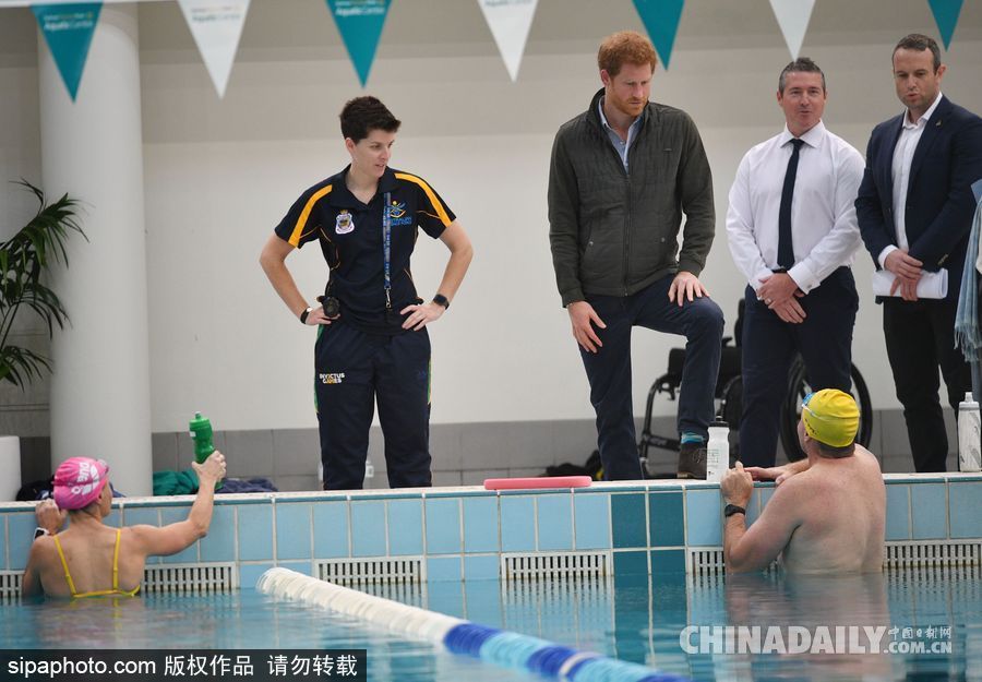 哈里王子到訪悉尼奧森公園 與游泳運動員親切握手