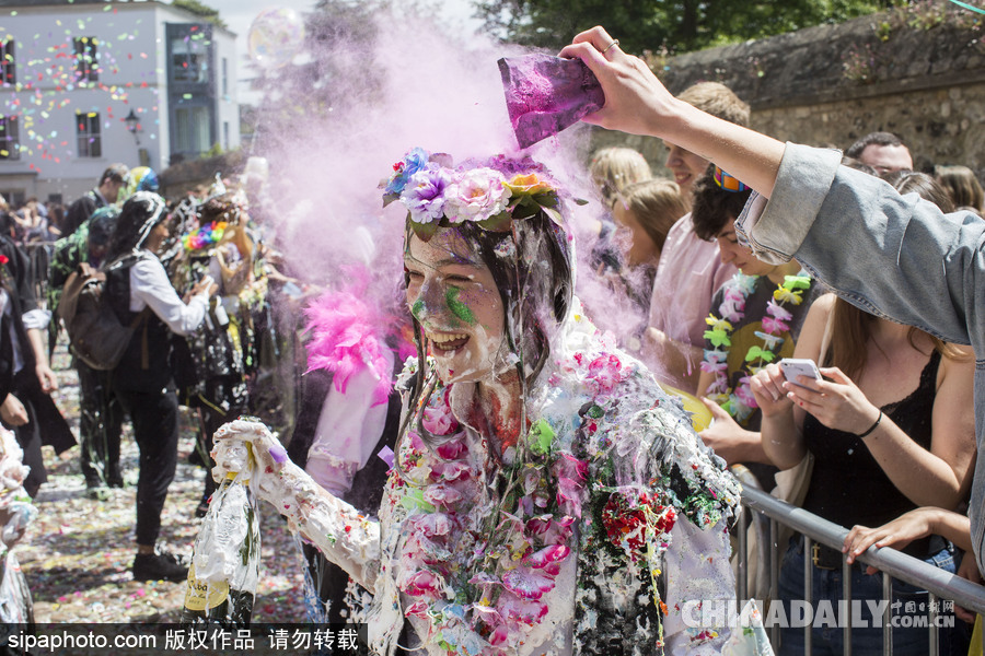 牛津大學也瘋狂 學生考試結束別樣慶祝方式