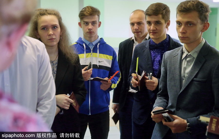 俄羅斯高考物理科目開考 探訪考試現(xiàn)場