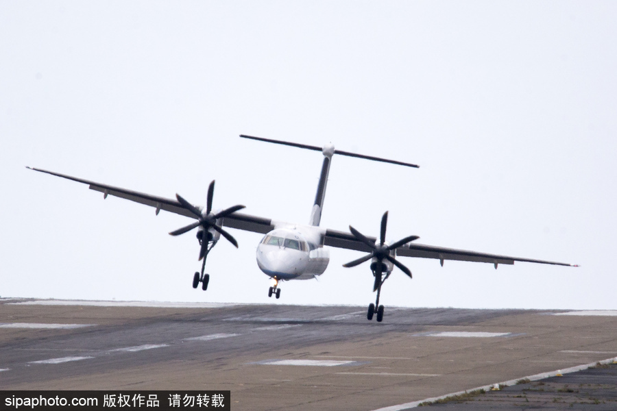 英國利茲遭遇大風 飛機在狂風中“左搖右擺”艱難降落