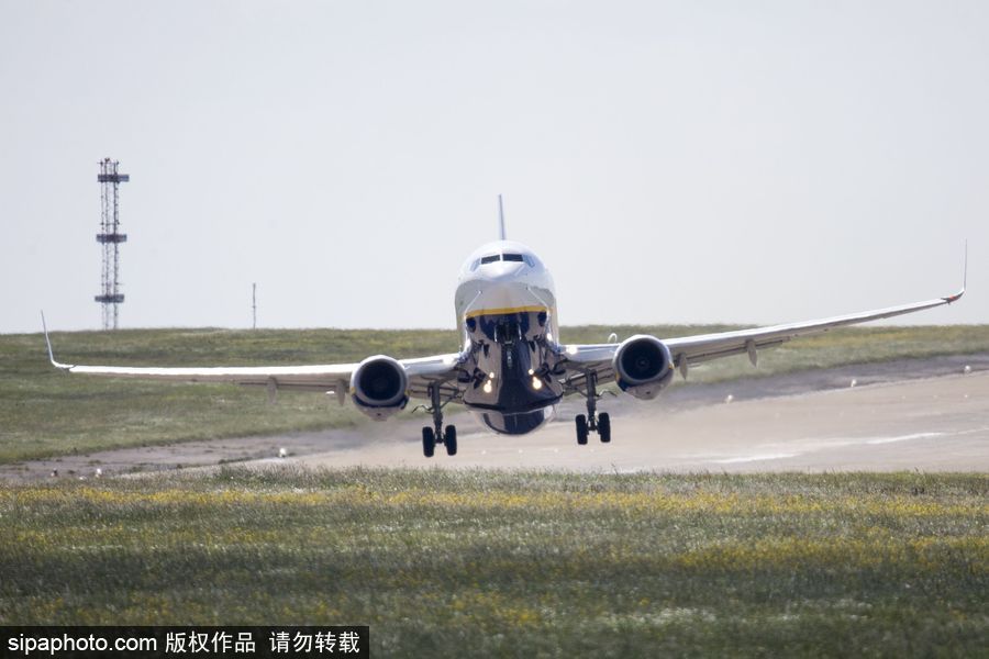 英國利茲遭遇大風 飛機在狂風中“左搖右擺”艱難降落