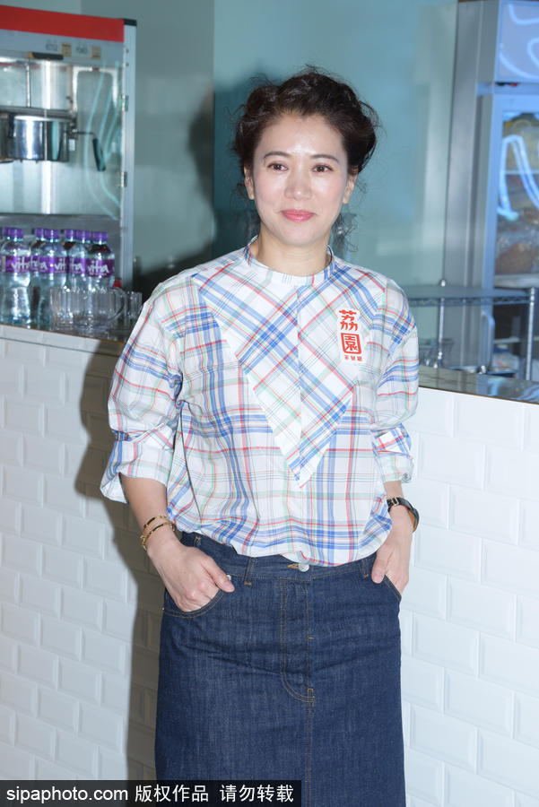 袁詠儀自曝去餐廳吃飯責罵老公兒子只顧玩手機