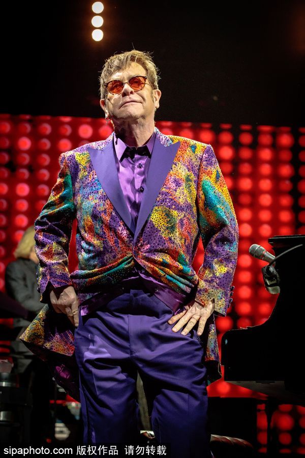英國流行音樂藝術家艾爾頓·約翰演唱會 腳踩音響霸氣十足寶刀不老