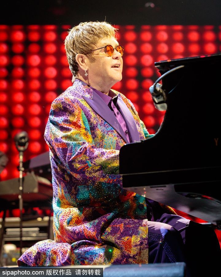 英國流行音樂藝術家艾爾頓·約翰演唱會 腳踩音響霸氣十足寶刀不老