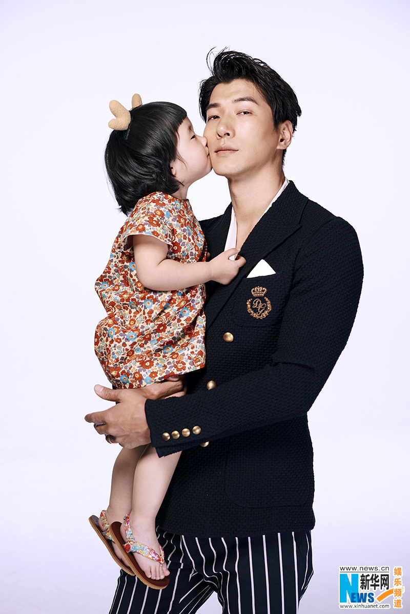 張亮女兒兩歲生日曝親子寫真 鏡頭感不輸爸爸