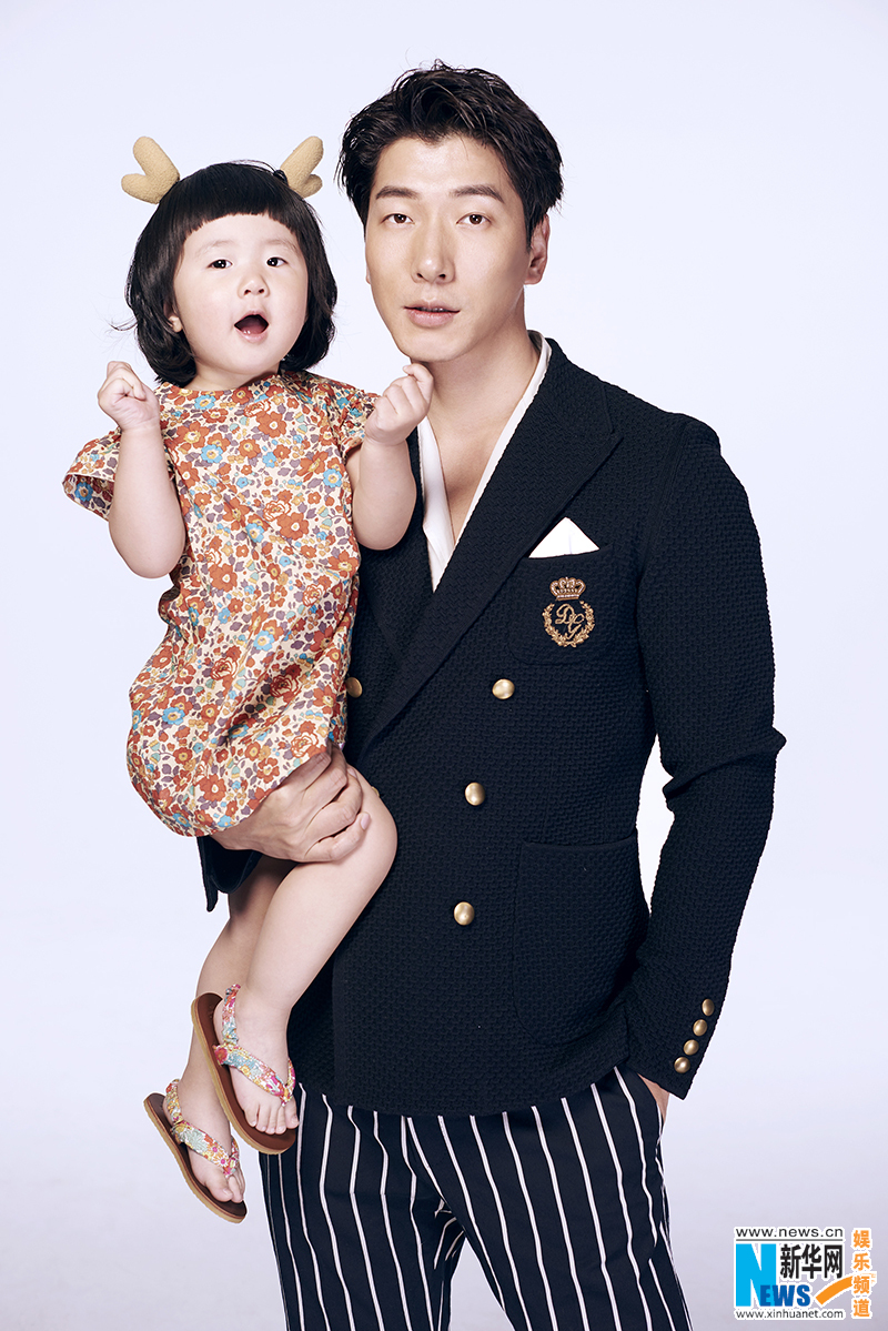 張亮女兒兩歲生日曝親子寫(xiě)真 鏡頭感不輸爸爸