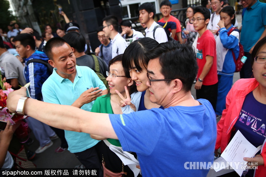 2017高考結束 北京四中考生輕松出考場笑容滿面