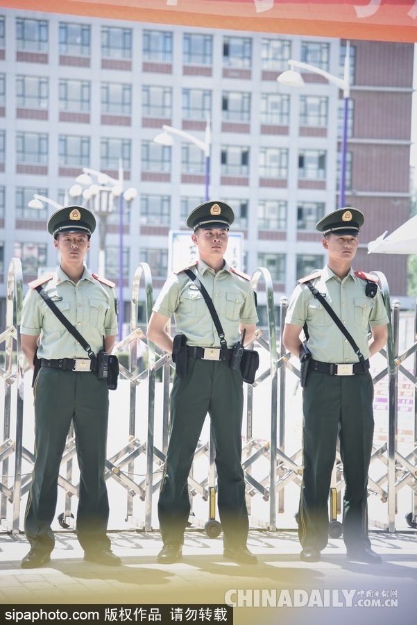 內(nèi)蒙古呼和浩特：等待與期盼 高考考場(chǎng)外表情萬(wàn)象