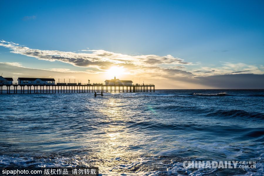 藍透心扉 英國索思沃爾德海邊日出透亮絕美