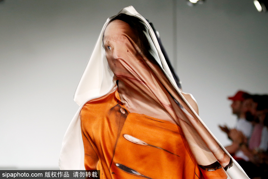 2018倫敦男裝周春夏 詭異人臉頭紗設計略顯驚悚