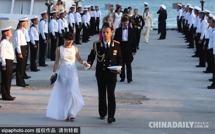 俄羅斯塞瓦斯托波爾軍官舞會 似“王子公主”高貴優雅