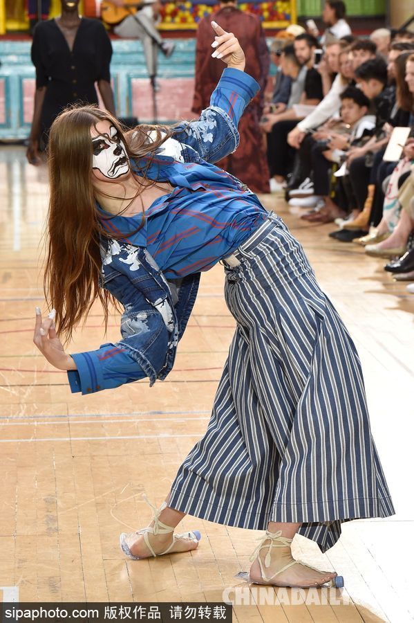 喝完的飲料瓶不要扔 可以踩在腳下當鞋穿！