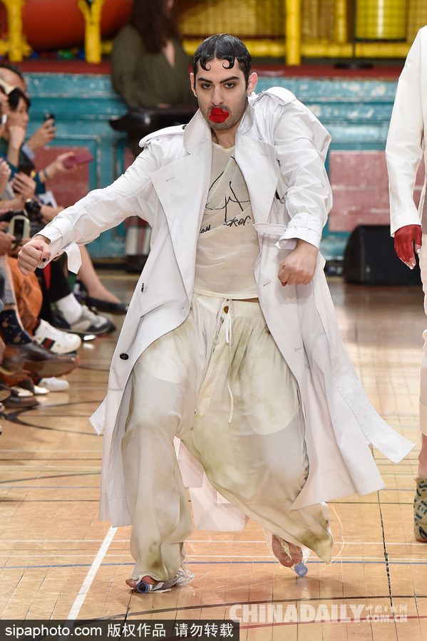 喝完的飲料瓶不要扔 可以踩在腳下當鞋穿！