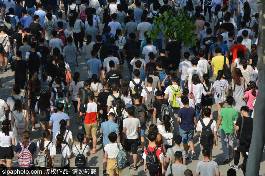 山東聊城：2017全國大學英語四六級開考 場面火爆堪比“春運”現場