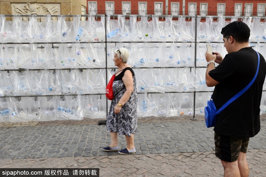 西班牙廢棄物“城堡” 藝術家用廢棄塑料袋瓶子打造街頭裝置