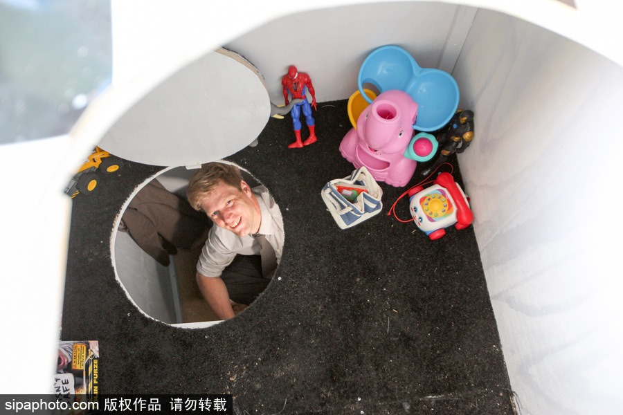 英國奇葩發(fā)明家打造世界首座海灘地下小屋