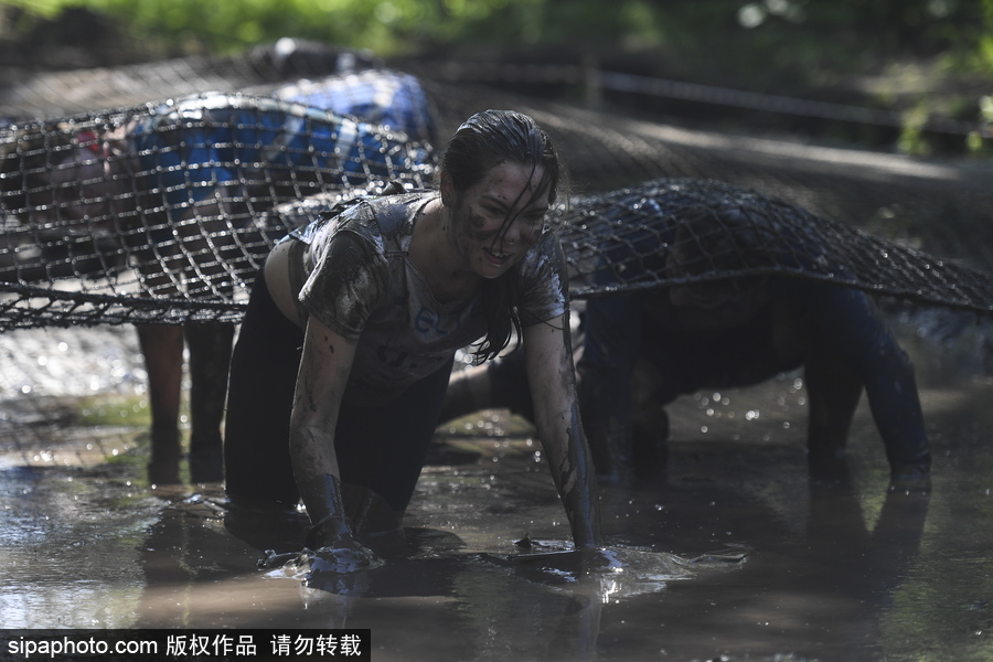 俄羅斯舉行“英雄種族”障礙賽 猛男美女泥地摸爬滾打