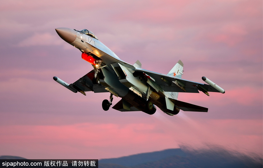 沖上云霄 俄羅斯戰(zhàn)機(jī)航空?qǐng)F(tuán)訓(xùn)練大片既視感