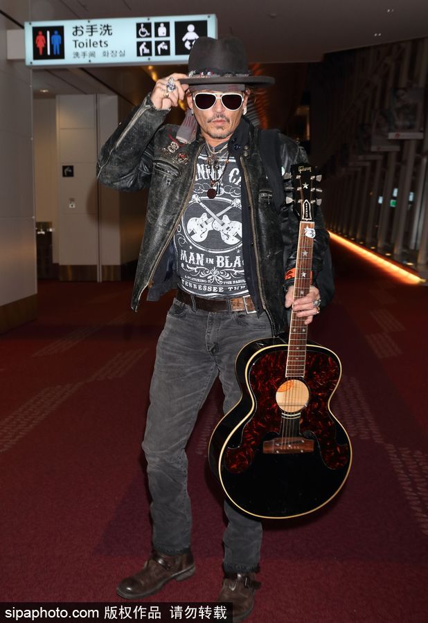 德普抵日與大批粉絲合影跪地?？?/></p>

<p>當地時間2017年6月20日，日本東京，約翰尼·德普（Johnny Depp）潮裝現身日本機場，與大批粉絲合影跪地?？帷?/p>
</div>

<div width=