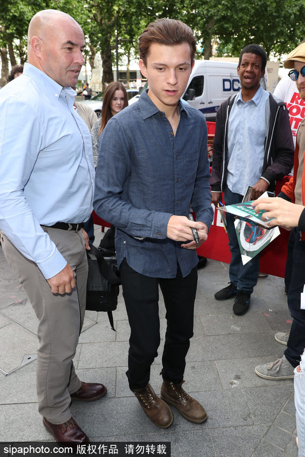 96年小“蜘蛛俠”湯姆·赫蘭德出街 身材瘦小粉絲不少