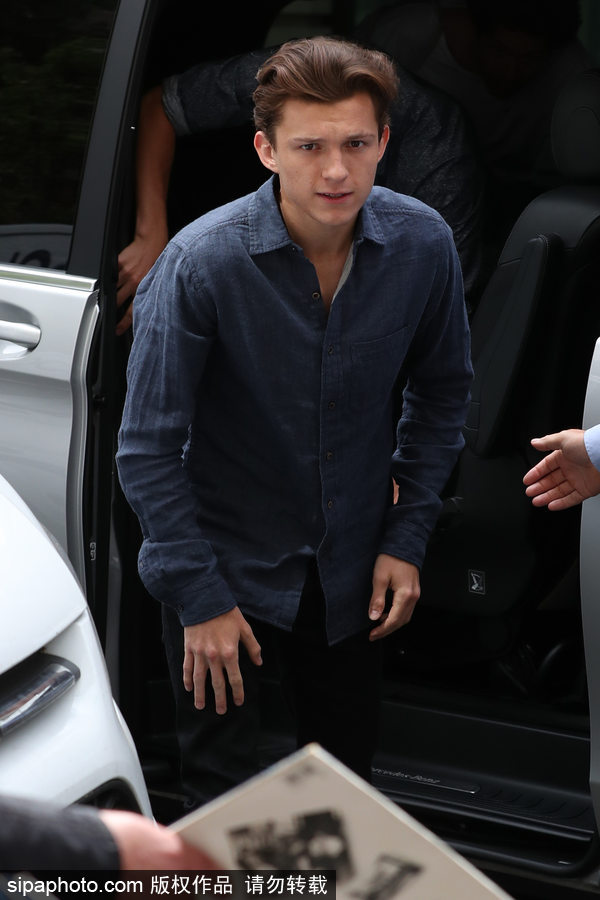 96年小“蜘蛛俠”湯姆·赫蘭德出街 身材瘦小粉絲不少