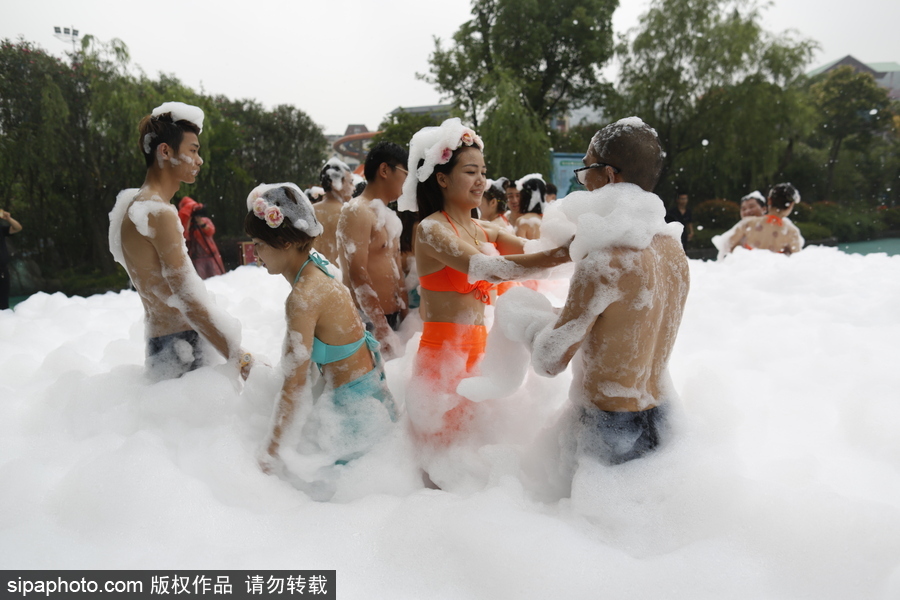 畢業就結婚！杭州情侶畢業生舉行泡沫集體婚禮