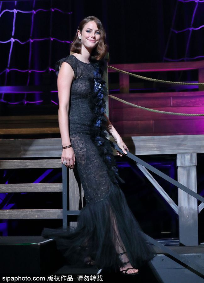 德普日本宣傳《加勒比5》佩戴別針耳環放浪不羈