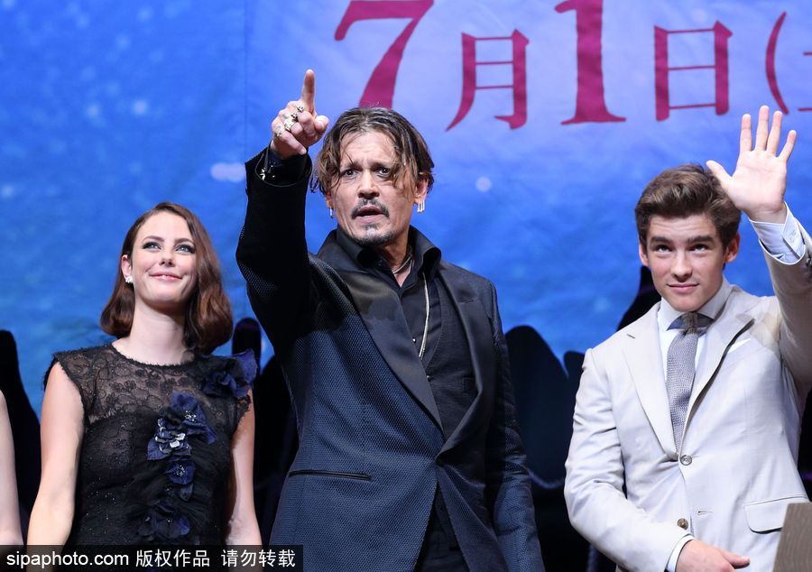 德普日本宣傳《加勒比5》佩戴別針耳環(huán)放浪不羈