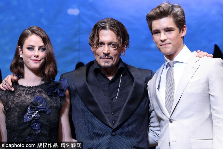 德普日本宣傳《加勒比5》佩戴別針耳環放浪不羈