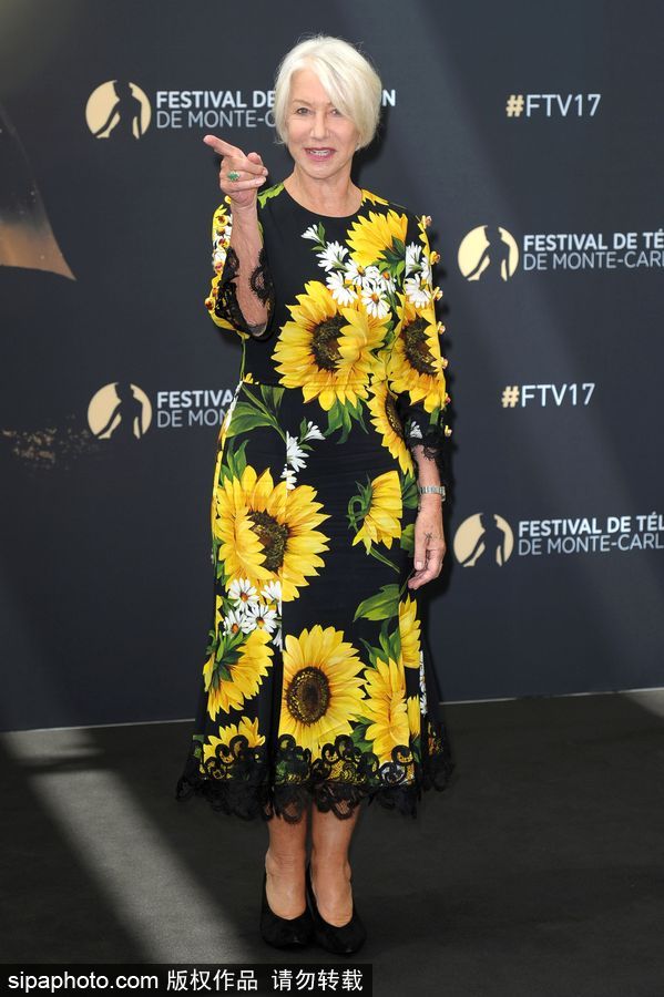 海倫·米倫穿太陽花圖案連身裙優雅有風范