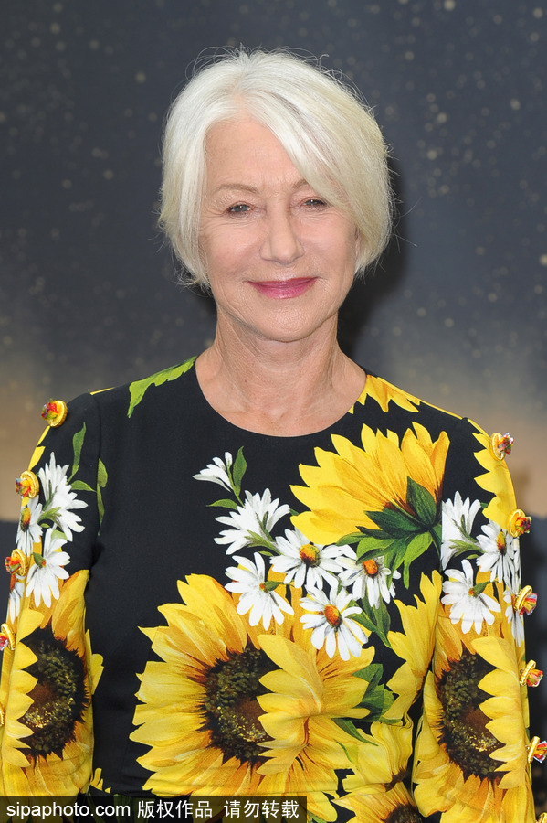 海倫·米倫穿太陽花圖案連身裙優雅有風范